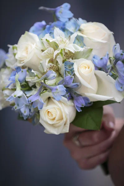 Невеста Держит Букет Свадебных Белых Роз Голубых Цветов — стоковое фото