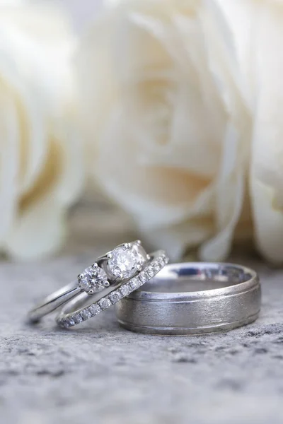 Bandas Boda Diamantes Oro Blanco Losa Hormigón Con Rosas Blancas —  Fotos de Stock