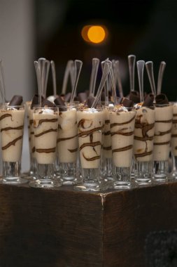 Vanilya ve Çikolata kıvrımlı Parfe tatlıları bir parti etkinliği grubunda.