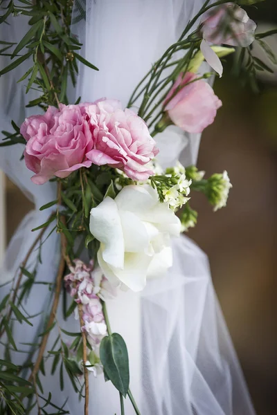 Тюль Покрыты Столб Розовыми Белыми Розами Связаны Кучу Свадьбы Открытом — стоковое фото