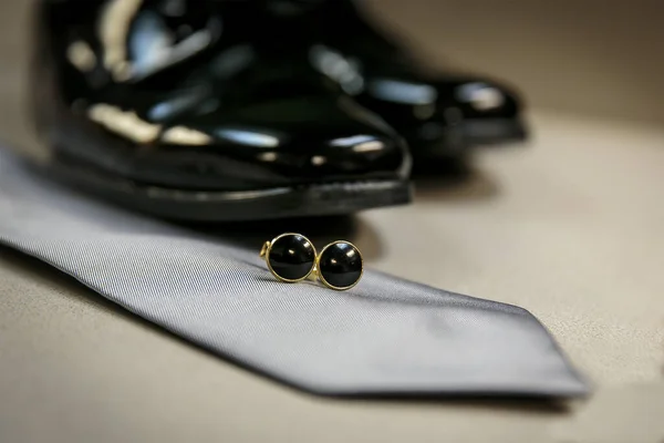 Préparation Mariage Chaussures Mariée Cravate Attache Fermoir Sur Une Table — Photo