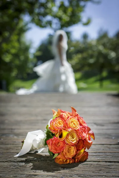 Ramo Boda Rosas Amarillas Rociadas Atadas Con Una Cinta Blanca —  Fotos de Stock