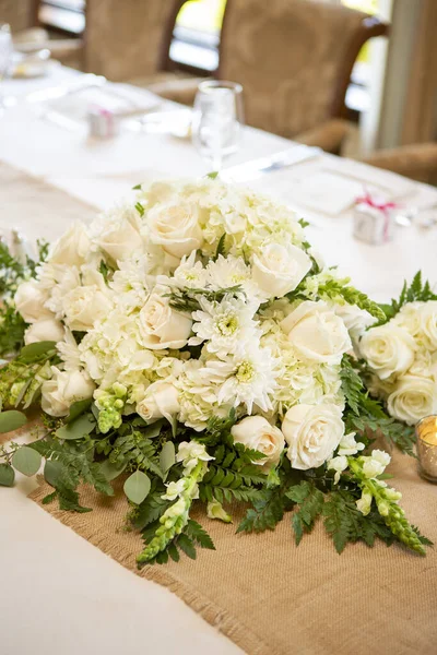 Rosas Brancas Margaridas Decorando Uma Mesa Para Uma Festa Casamento — Fotografia de Stock