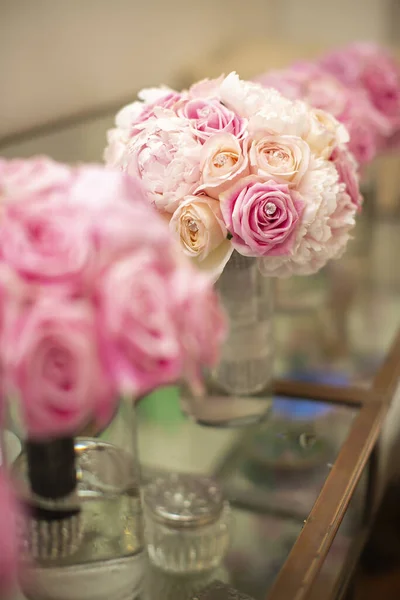 Rózsaszín Rózsa Csokor Egy Vázában Egy Vitrinasztalon Esküvői Előkészületekhez — Stock Fotó