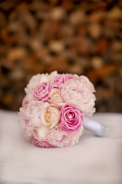 Свадебный Букет Розовых Белых Роз Стразами Невесты — стоковое фото