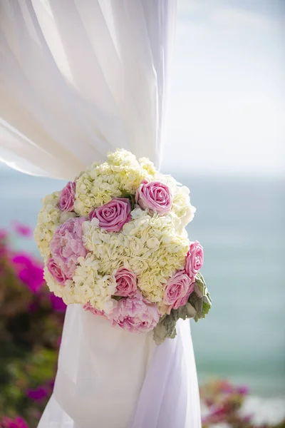 Свадебный Декор Розовых Белых Роз Привязанных Белому Занавесу Церемонии — стоковое фото