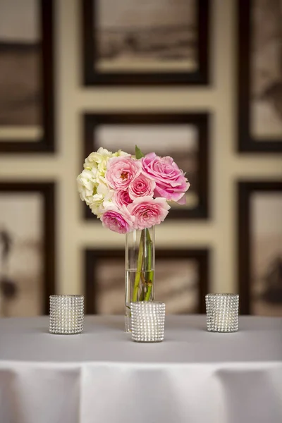 Buquê Rosas Rosa Vaso Uma Mesa Demonstração Preparação Para Casamento — Fotografia de Stock