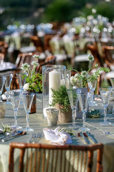 屋外パティオエリアでの結婚式のテーブル設定 — ストック写真