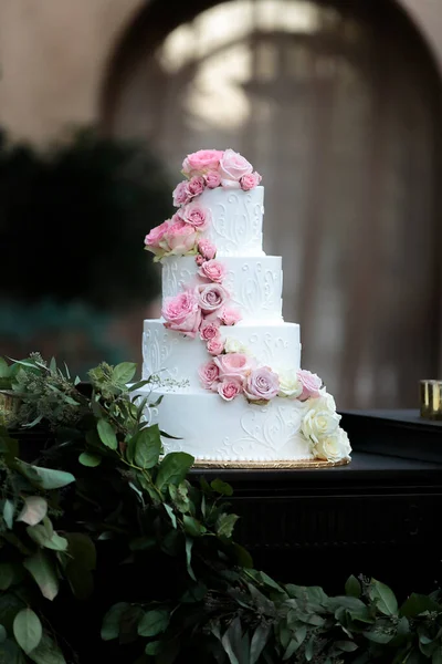 Свадебный Торт Белыми Помадками Розовыми Розами Церемонии Открытым Небом Весной — стоковое фото
