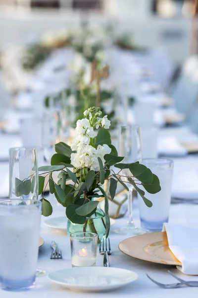 Mesa Longa Com Linho Branco Conjunto Para Uma Cerimônia Casamento — Fotografia de Stock