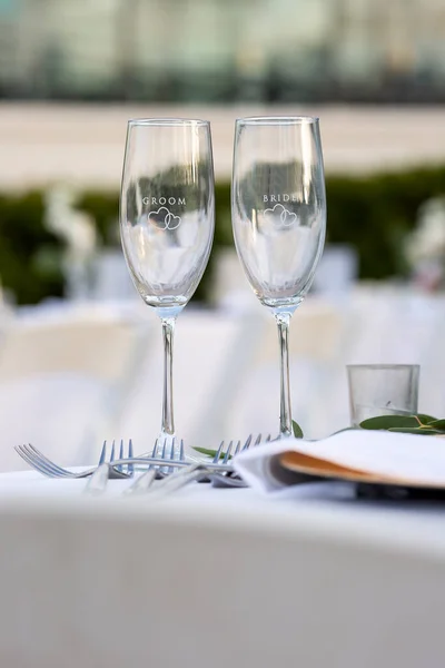 結婚式のテーブルセットの花嫁と新郎のためのクリスタルグラス — ストック写真