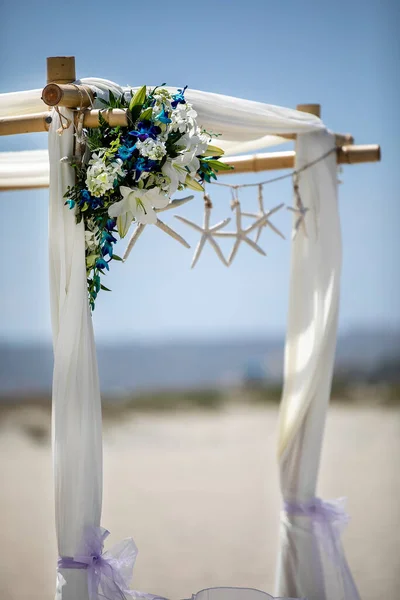 Свадебная Беседка Открытом Воздухе Украшена Голубыми Белыми Цветами Морской Звездой — стоковое фото