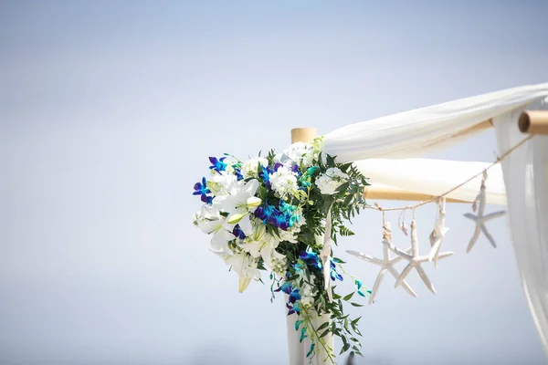 Свадебная Беседка Открытом Воздухе Украшена Голубыми Белыми Цветами Морской Звездой — стоковое фото