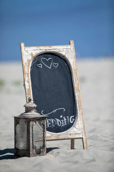 Lykta Och Griffeltavla Med Bröllopsmeddelande Sandstrand — Stockfoto