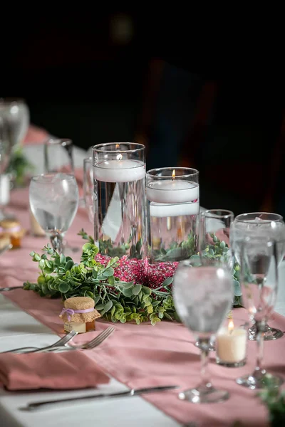 Ajuste Mesa Ceremonia Boda Temática Rosa Con Velas Encendidas Vasos —  Fotos de Stock