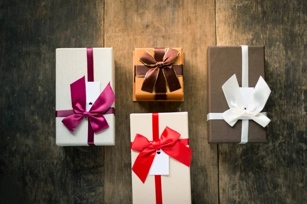 Quatre boîtes-cadeaux sur fond en bois — Photo