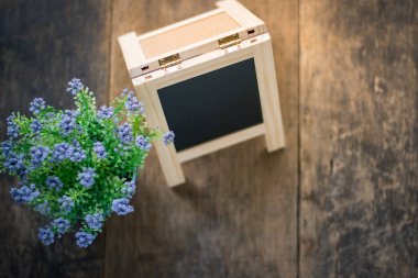 Kara tahta ve weeden zemin üzerine Menekşe çiçek