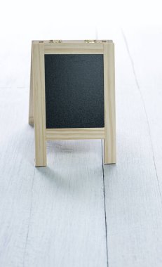 Yazı tahtası Beyaz ahşap masa üzerinde