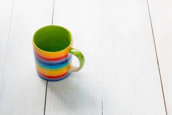 Regenbogenschale auf weißem Holzhintergrund — Stockfoto