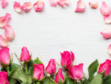 Beyaz ahşap arka planda pembe gül