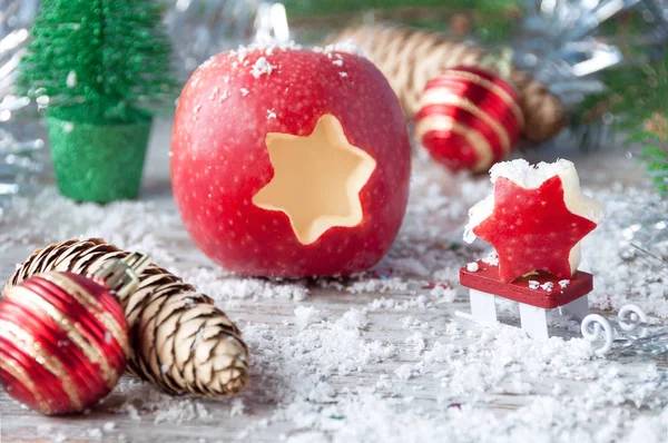 Weihnachtsapfel mit selektivem Fokus auf Holzoberfläche. Neues Jahr — Stockfoto