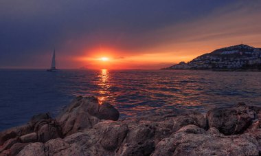 Renkli günbatımı. Dramatik ve atmosferik manzara. Costa Brava