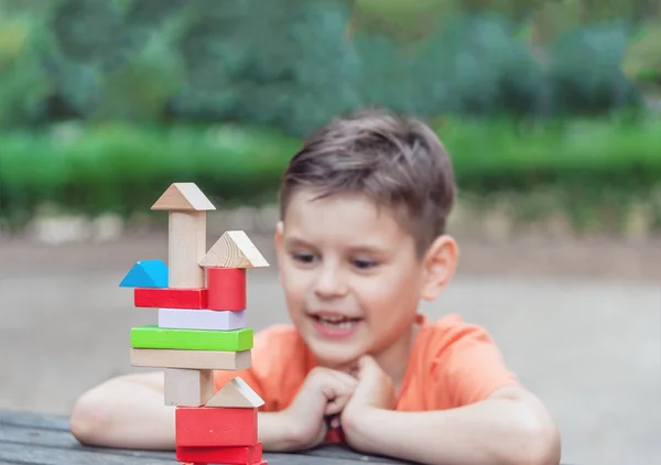 Okul öncesi çocuk yapmamızı bir kule renkli ahşap yapı taşları