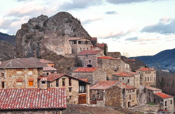 スペイン、カタルーニャ州の岩で旧市街. — ストック写真