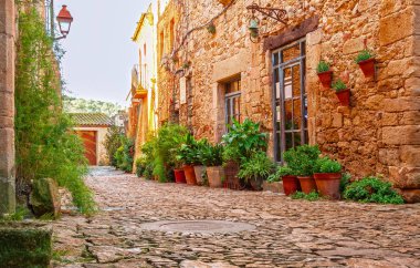 Bir sokak Peratallada, Catalonia, İspanya'nın eski şehir. Avrupa'nın mediaval kasabasında Ortaçağ Caddesi. Panoramic görüntülemek eski kasaba güzel akşam günbatımında ışık 