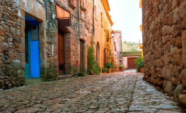 Bir sokak Peratallada, Catalonia, İspanya'nın eski şehir. Avrupa'nın mediaval kasabasında Ortaçağ Caddesi. Panoramic görüntülemek eski kasaba güzel akşam günbatımında ışık 