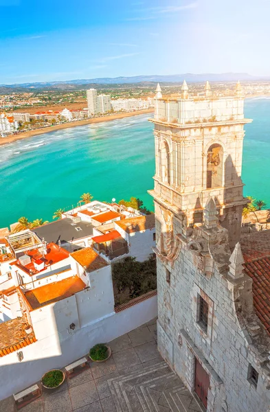 Kale bir yükseklikten deniz görünümü. Valencia, İspanya. Peniscola. Castelln. Sahilde Şövalyeleri'nin ortaçağ kalesi. Deniz ve defne güzel görünümü. — Stok fotoğraf