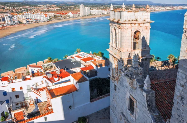 Vista sul mare dall'alto del Castello. Valencia, Spagna. Peniscola. Castelln. Il castello medievale dei Cavalieri Templari sulla spiaggia. Bella vista sul mare e sulla baia . — Foto Stock