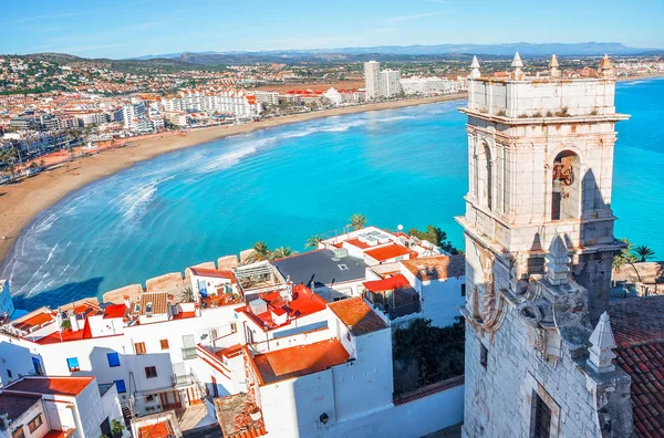 Kale bir yükseklikten deniz görünümü. Valencia, İspanya. Peniscola. Castelln. Sahilde Şövalyeleri'nin ortaçağ kalesi. Deniz ve defne güzel görünümü.
