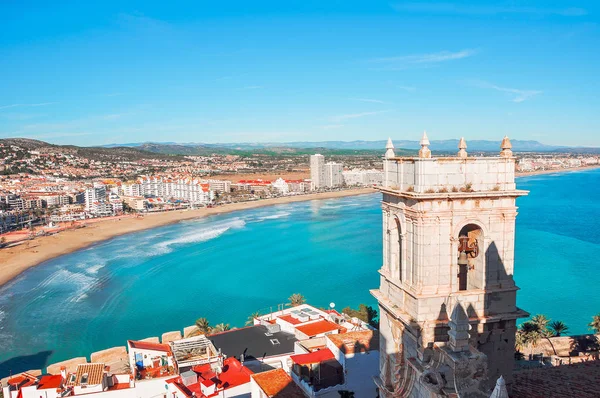 Vista do mar a partir de uma altura de Castelo. Valência, Espanha. Peniscola. Castelln. O castelo medieval dos Cavaleiros Templários na praia. Bela vista do mar e da baía . — Fotografia de Stock