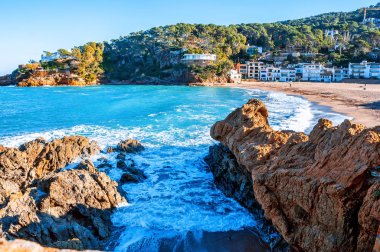 İspanya. Catalonia. Costa Brava. Beach Sa Riera. Akdeniz kıyısında güzel manzaralarını. Turistik yerler. Denizin pitoresk mesire.