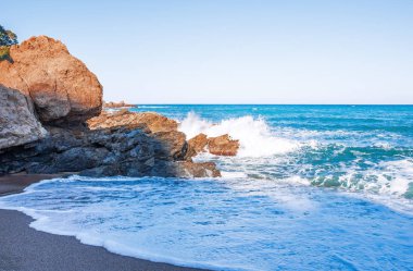 İspanya. Catalonia. Costa Brava. Beach Sa Riera. Akdeniz kıyısında güzel manzaralarını. Turistik yerler. Denizin pitoresk mesire.