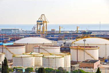 Barcelona'da limanında petrol tankları. Gaz ve yakıt tankları