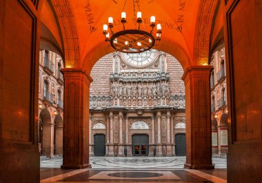 İspanya. Catalonia. Barcelona. Montserrat Manastırı. Santa Maria de Montserrat Manastırı. Benedictine abbey. Abbey akşam peyzaj.