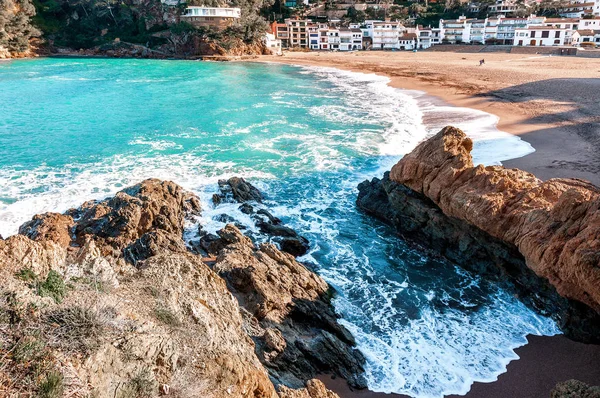 İspanya. Catalonia. Costa Brava. Beach Sa Riera. Akdeniz kıyısında güzel manzaralarını. Turistik yerler. Denizin pitoresk mesire.