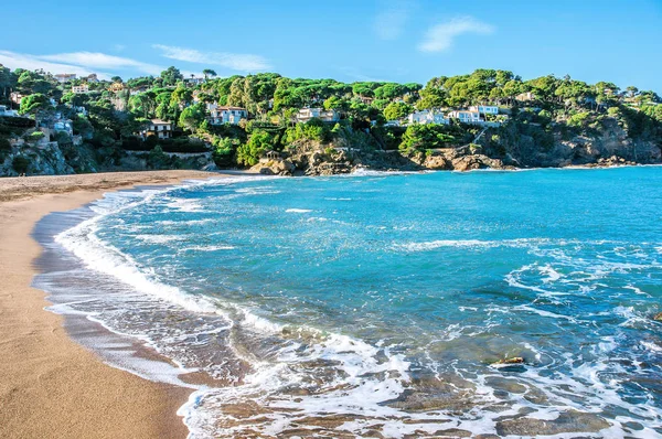 Espanha. Catalunha. Costa Brava. Praia Sa Riera. Belas vistas da costa mediterrânea. Lugares turísticos. O passeio pitoresco ao longo do mar . — Fotografia de Stock