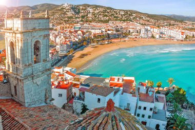 Kale bir yükseklikten deniz görünümü. Valencia, İspanya. Peniscola. Castelln. Sahilde Şövalyeleri'nin ortaçağ kalesi. Deniz ve defne güzel görünümü.
