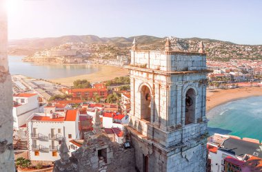 Kale bir yükseklikten deniz görünümü. Valencia, İspanya. Peniscola. Castelln. Sahilde Şövalyeleri'nin ortaçağ kalesi. Deniz ve defne güzel görünümü.