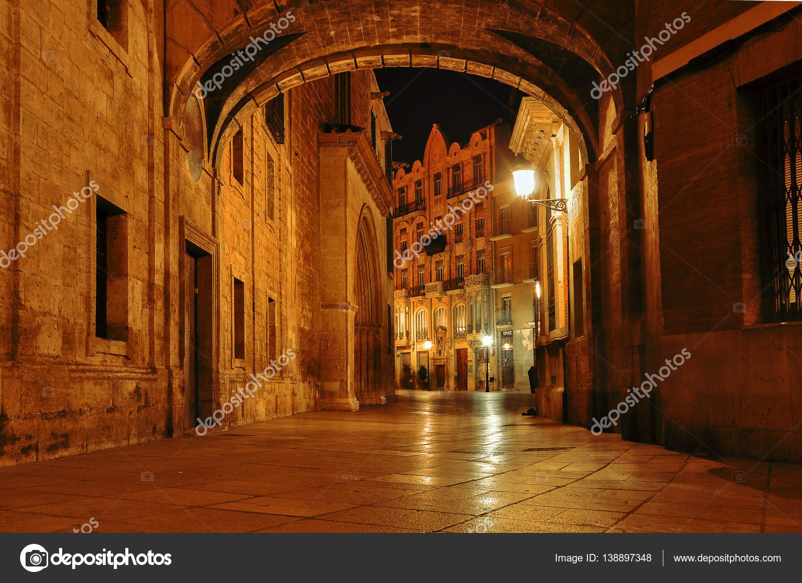スペイン バレンシア 歴史的な通りの夜の街並み 旧市街の狭い通り 夜 不思議な路地アーチと提灯 ストック写真 C Karnavall