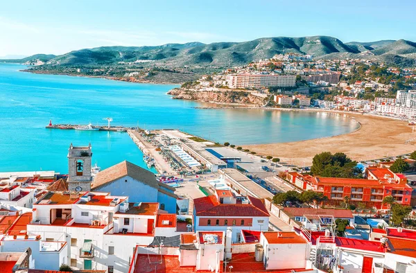 España. Valencia, Peniscola. Vista del mar desde una altura del Castillo del Papa Luna. El castillo medieval de los Caballeros Templarios en la playa. Hermosa vista del mar y la bahía. Mar Mediterráneo . — Foto de Stock