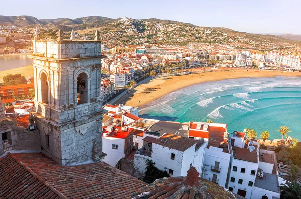 Espanha. Valência, Peniscola. Vista do mar a partir de uma altura do Castelo do Papa Luna. O castelo medieval dos Cavaleiros Templários na praia. Bela vista do mar e da baía. Mar Mediterrâneo . — Fotografia de Stock