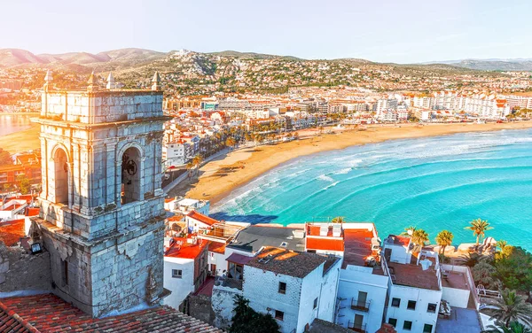 Espanha. Valência, Peniscola. Vista do mar a partir de uma altura do Castelo do Papa Luna. O castelo medieval dos Cavaleiros Templários na praia. Bela vista do mar e da baía. Mar Mediterrâneo . — Fotografia de Stock