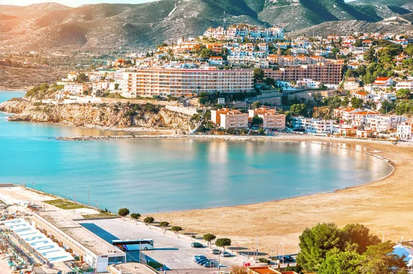 Spanien. Valencia, Peniscola. Blick auf das Meer aus der Höhe der Burg von Papst Luna. die mittelalterliche Burg der Templer am Strand. Schöne Aussicht auf das Meer und die Bucht. Mittelmeer. — Stockfoto