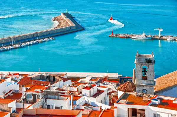 España. Valencia, Peniscola. Vista del mar desde una altura del Castillo del Papa Luna. Hermosa vista del mar y la bahía. Mar Mediterráneo. Puerto pesquero — Foto de Stock