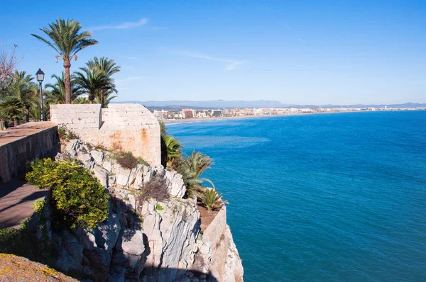 Vista superior do mar. Bela vista do mar azul-turquesa. Mar Mediterrâneo. Espanha. O pitoresco jardim à beira-mar, a vista do topo . — Fotografia de Stock