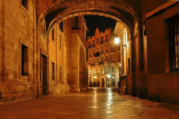  İspanya. Valencia. Gece cityscape tarihi sokaklarda. Eski şehir, geceleri dar sokak. Gizemli sokak fenerler ve kemer ile. 